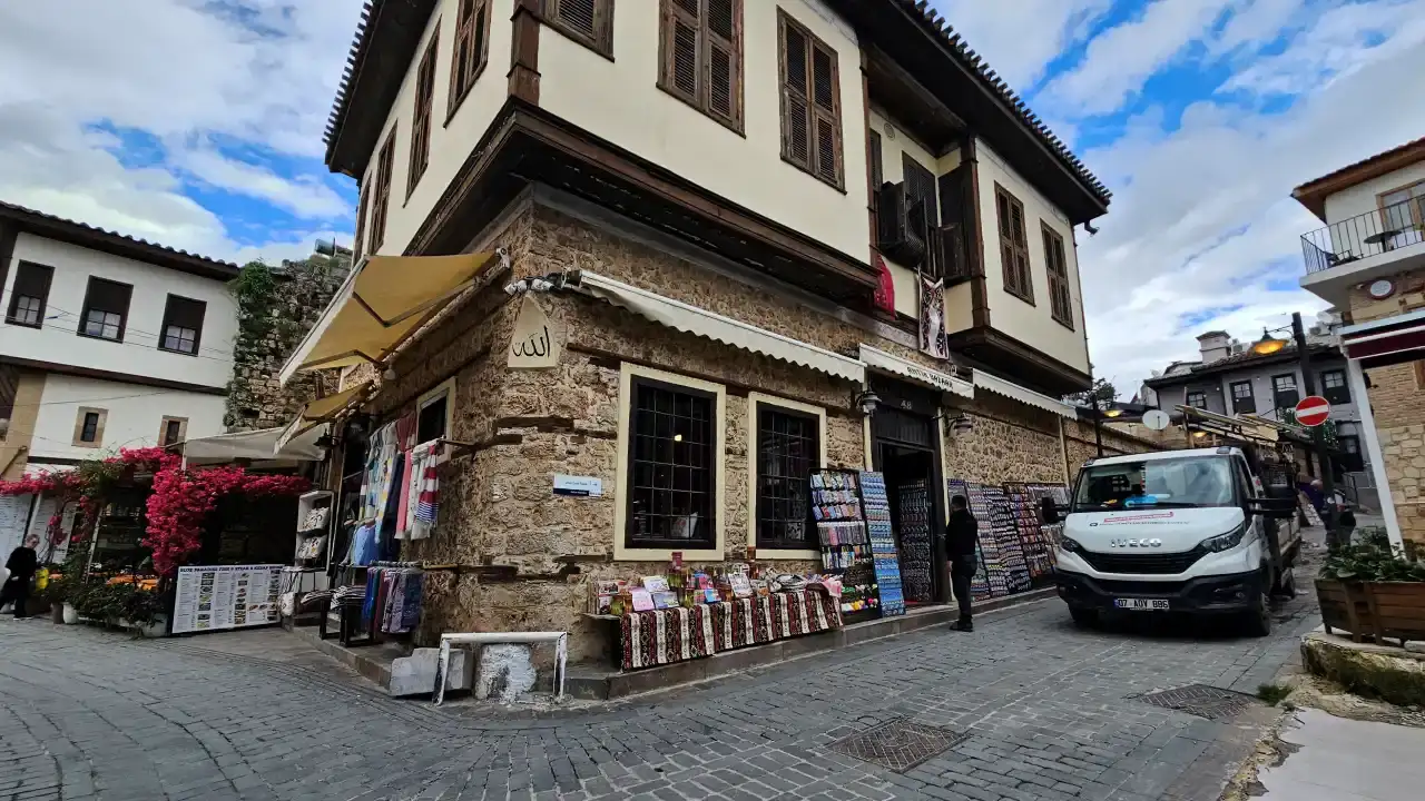 Antalya’nın Tarihi Semtini Koruma Kararı Esnafı Çıkmaza Soktu 7